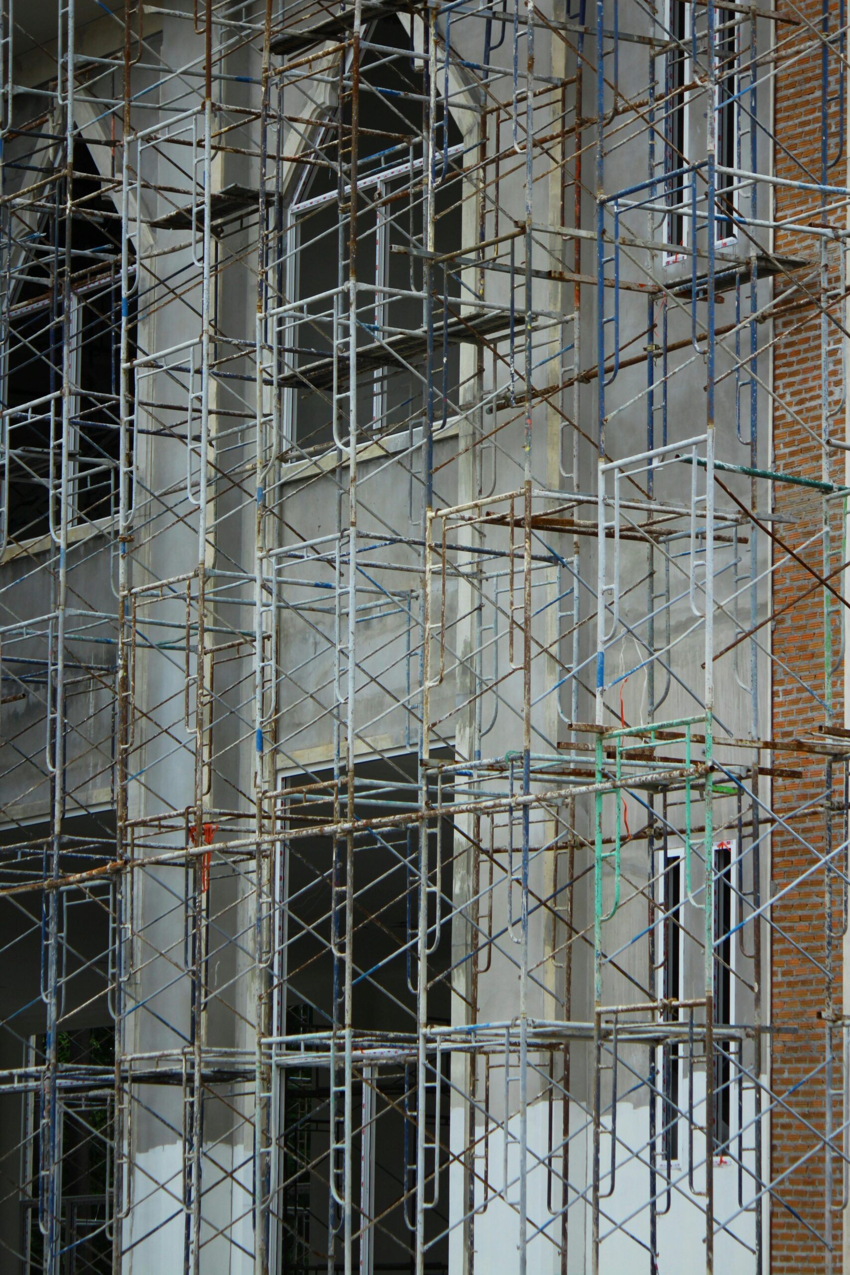 Intricate scaffolding at an urban construction site, showcasing architectural development.